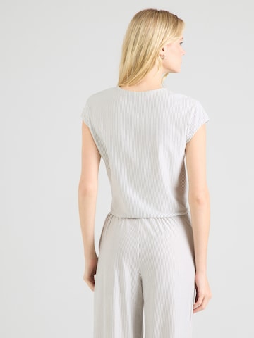 Tricou 'Jarina' de la ABOUT YOU pe maro