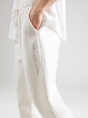 Abercrombie & Fitch Tapered Hose 'CLASSIC' in Weiß
