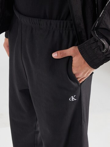 Calvin Klein Jeans Tapered Hose in Schwarz