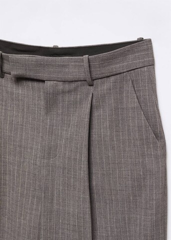 Wide leg Pantaloni cu dungă 'aros' de la MANGO pe gri