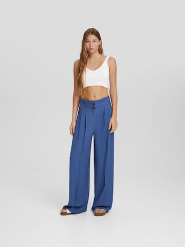 Wide leg Pantaloni cutați de la Bershka pe albastru