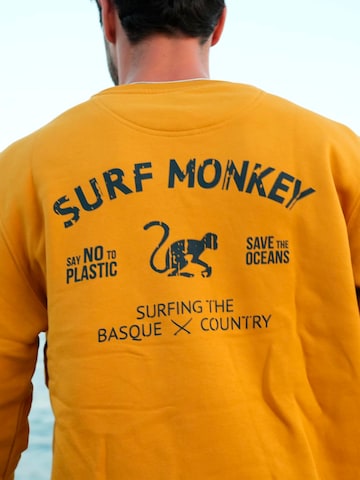 Surf Monkey Sweatshirt 'Rette das Ozean' in Orange