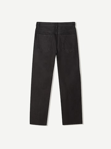 Bershka Regular Farkut värissä musta