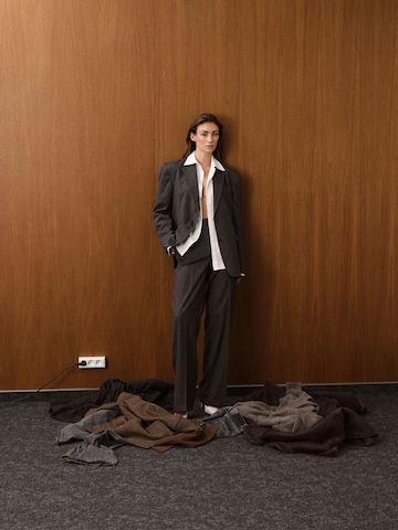 RÆRE by Lorena Rae Szabványos Ráncos nadrág 'Fabrice' - szürke