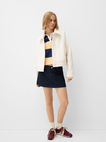 Geacă de primăvară-toamnă de la Bershka pe bej