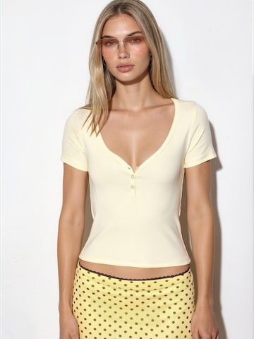 Busem - Camisa em amarelo: frente