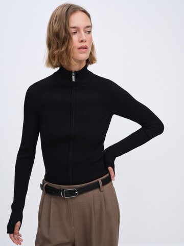 The Set Strickjacke in Braun: Vorderseite