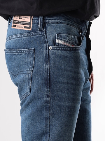 Tapered Jeans 'BUSTER-X' di DIESEL in blu