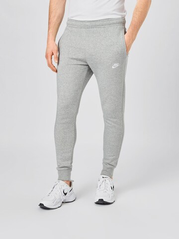 Nike SportswearTapered Hlače 'Club Fleece' - siva boja: prednji dio