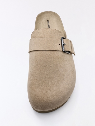 Bershka Pantolette in Beige