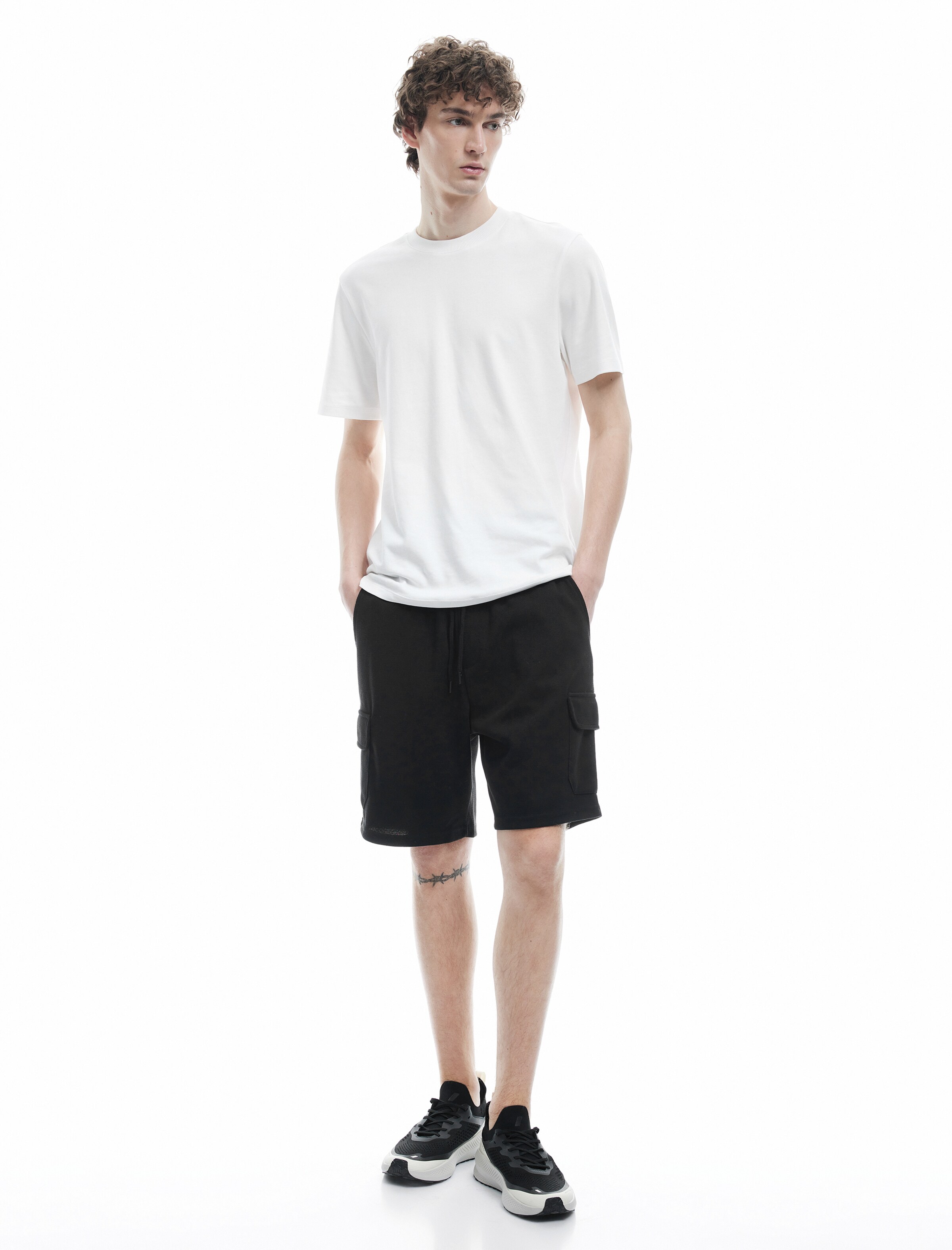 Koton Regular Shorts in Schwarz: Vorderseite