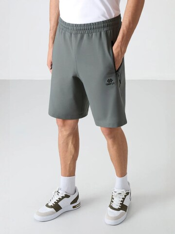 Tommy Life Regular Pants in Grey