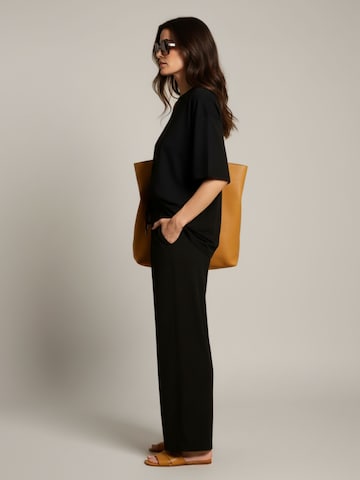 WEARABLE STORIES - Loosefit Pantalón 'Ellie' en negro