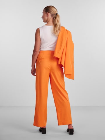 Regular Pantalon à pince PIECES en orange