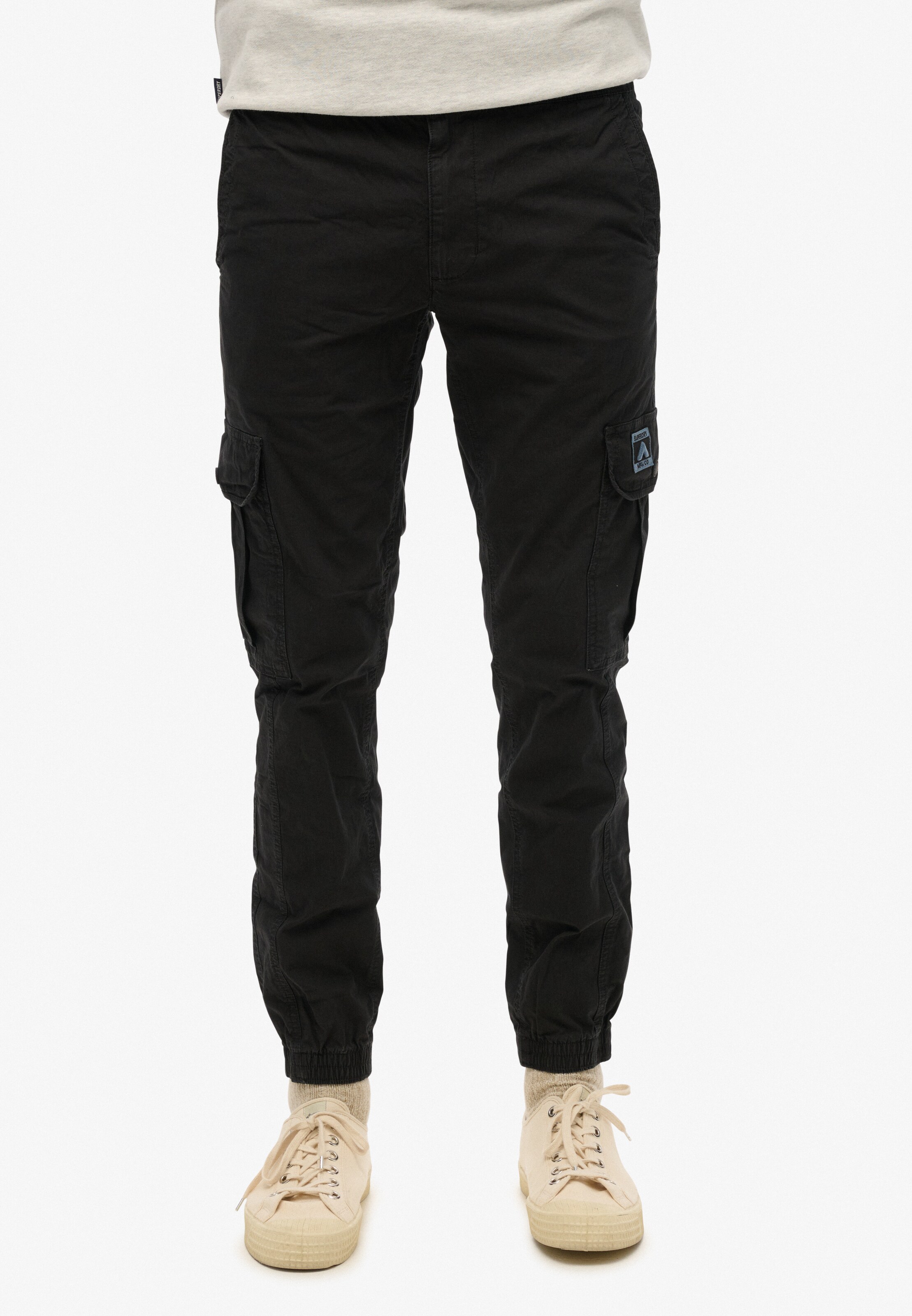 Effilé Pantalon cargo 'Para' Superdry en noir : devant