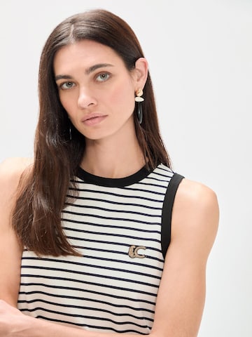 Rochie de la Lola Casademunt pe alb