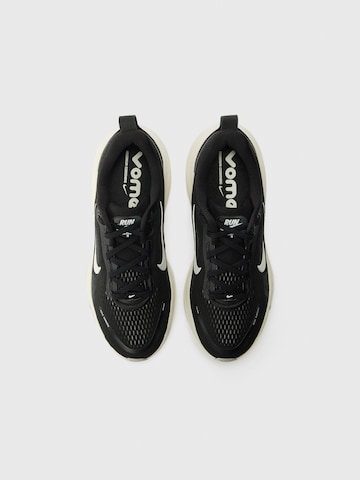 NIKE Спортивная обувь 'VOMERO 18' в Черный