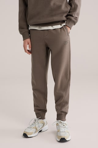 WE Fashion Tapered Trousers in Brown: front