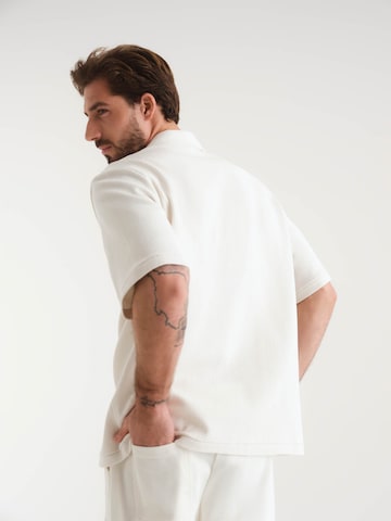Coupe regular Chemise 'Leopold' ABOUT YOU x Kevin Trapp en blanc