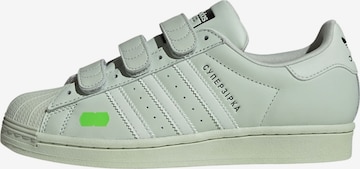 ADIDAS ORIGINALS Sneakers laag 'Superstar x KSENIASCHNAIDER' in Groen: voorkant