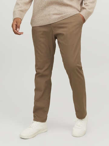 Coupe slim Pantalon chino 'Marco Dave' Jack & Jones Plus en marron : devant