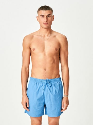 Shorts de bain ' Premium Badeshorts ' TEESHOPPEN en vert : devant