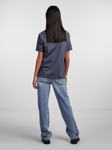 PIECES T-shirt 'Ria' i grå