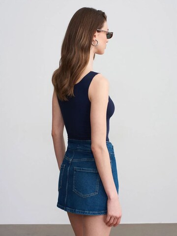 Top di Dilvin in blu