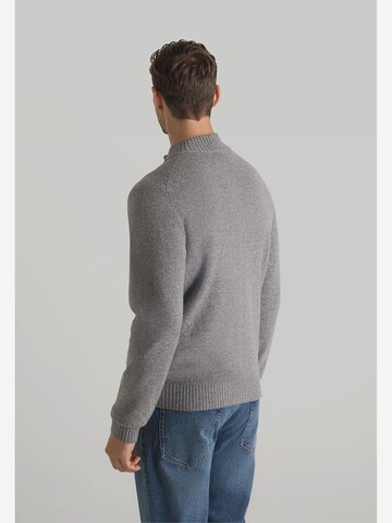 Vestes en maille MAERZ Muenchen en gris : derrière