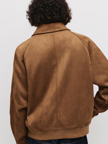 Pull&Bear Välikausitakki värissä ruskea