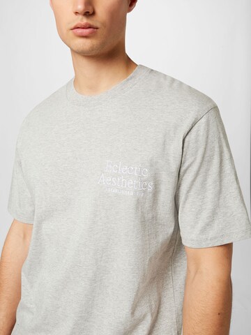 minimum T-shirt 'DAZE' i grå