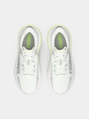 Chaussure de sport 'SKYWARD' HOKA en blanc