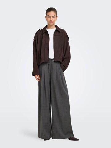 ONLY - Pierna ancha Pantalón plisado 'ONLenia' en gris: frente