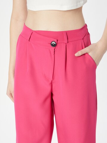 Loosefit Pantaloni con pieghe 'Grace' di Hailys in rosa