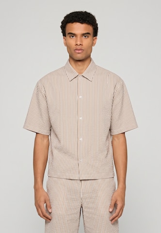 Coupe regular Chemise Urban Classics en marron : devant