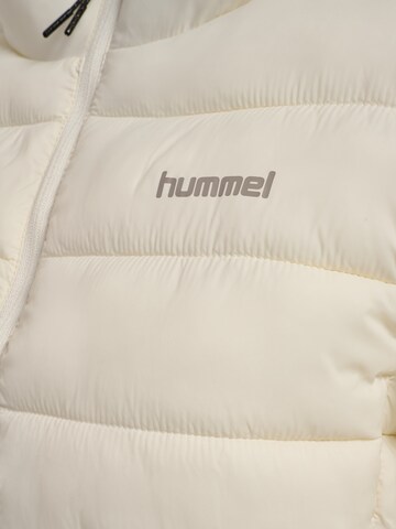 Veste d’hiver Hummel en blanc