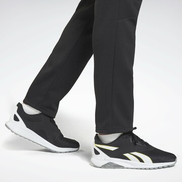 Reebok Regular Sporthose in Schwarz