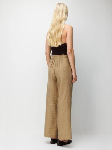 Wide leg Pantaloni con pieghe di MixRay in marrone