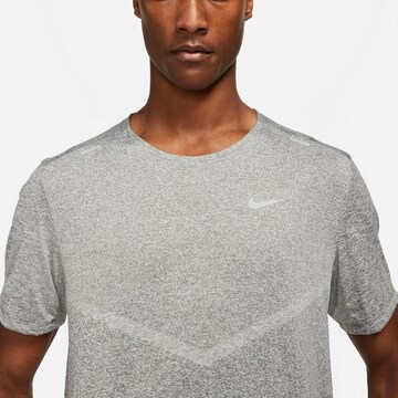 T-Shirt fonctionnel 'Rise 365' NIKE en gris