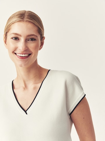 TATUUM - Blusa em branco