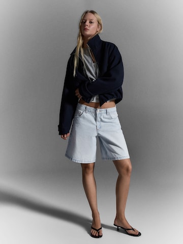 BershkaBaggy Traperice - plava boja: prednji dio