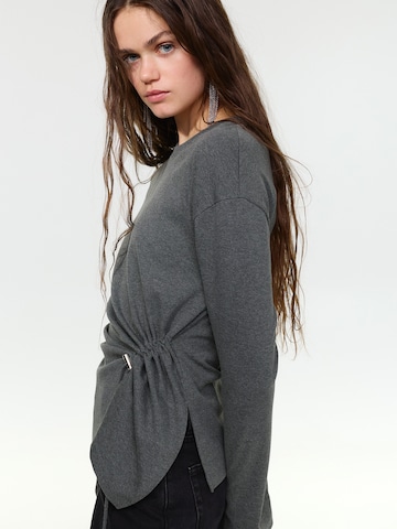 Pull&Bear Shirt in Grau