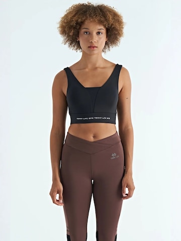 Haut de sport Tommy Life en noir : devant