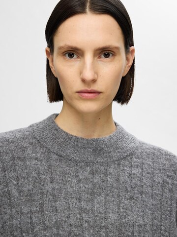 SELECTED FEMME Neulepaita 'Maline' värissä harmaa