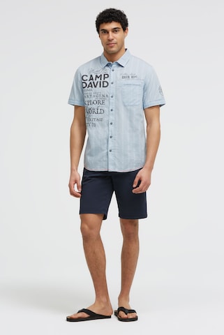 CAMP DAVID Regular Fit Kurzarmhemd mit Webstruktur und Logo Prints in Blau