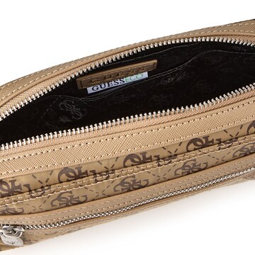 GUESS Schoudertas 'Berlin' in Bruin