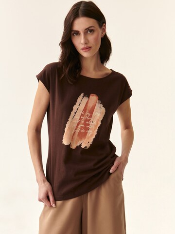 T-shirt 'AMANDA' TATUUM en marron : devant