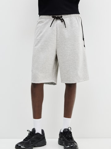 Pull&Bear Loose fit Trousers in Grey: front
