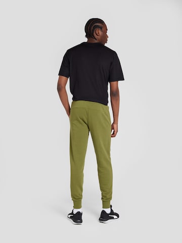 Tapered Pantaloni sport 'ESS+' de la PUMA pe verde