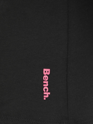 Tricou de la BENCH pe negru